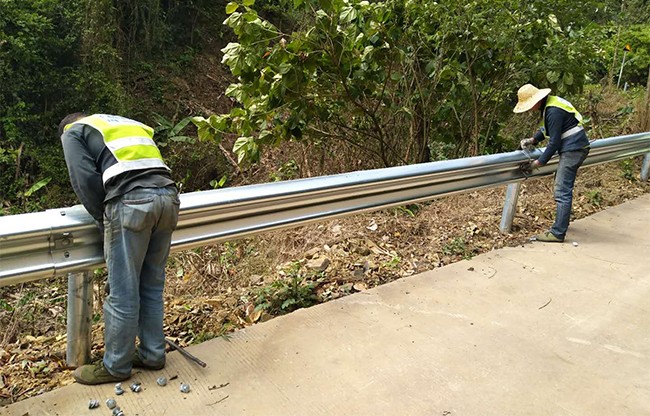 景德镇高速公路护栏的定期维护与保养